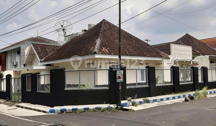 Rumah Klasik Hook Baru Renovasi di Jl Pulau-Pulau Malang