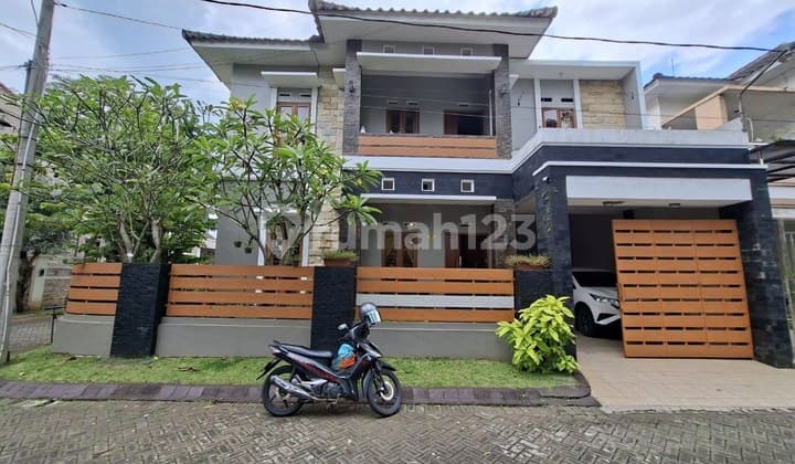 Rumah Hook Dekat Exit Tol di Pondok Wisata Pakis Malang