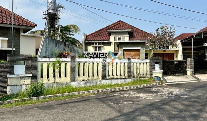 Rumah Terawat Dekat Pusat Perbelanjaan di Bukit Dieng Malang