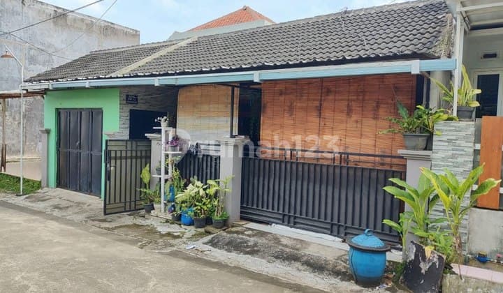 House One Step from the Toll Exit in Pakisajajar, Malang