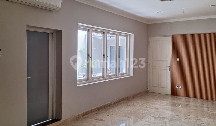 Rumah Menteng Siap Huni SHM Ada Kolam Renang di Cikini