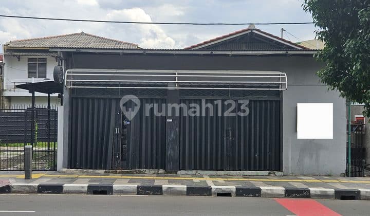 Rumah Dengan Halaman Luas Hitung Tanah Saja di Jatinegara Kaum Lokasi Untuk Usaha