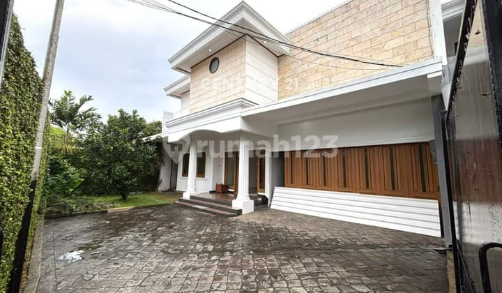 Rumah Mewah di Kemang Siap Huni Dilengkapi Pool serta Taman 10366