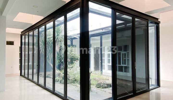 House in the Heart of Menteng Exclusive with a Strategic Location
