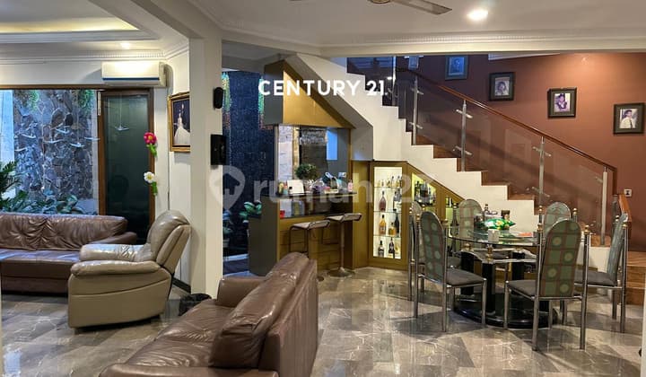 Luxurious 2-Story House in Villa Lampiri Indah Jati Bening