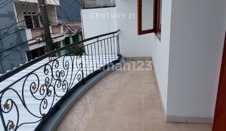 Rumah Bagus Rapi 2 Lt. di Taman Harapan Baru Bekasi