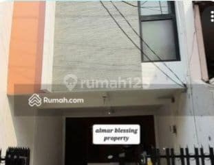 House in Tanjung Duren for 2 Cars
Tanjung Duren House
Land Area 4 x 13 = 52 m2
North Facing
2-Story Building
1 Bedroom
1 Bathroom
Carport fits a Fortuner
Complete with SHM, IMB, PBB
Assistance for KPR available
House age 20 years
Move-in ready, only needs repainting
Requires renovation for a large family