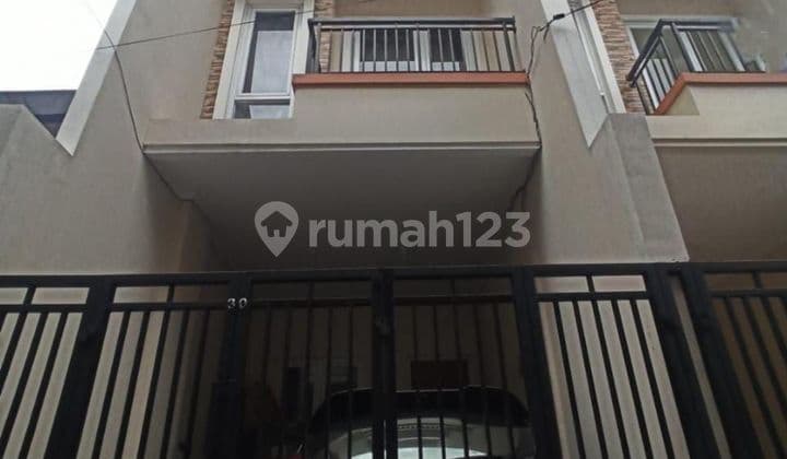 Tanjung Duren 3-Story House, 1 Car Street