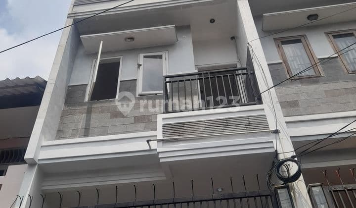 3-Story House in Tanjung Duren, 2-Car Road Access