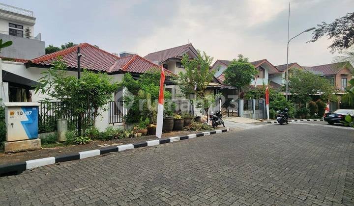 Rumah dengan lingkungan asri di Villa Cinere Mas