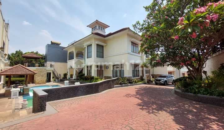 Di Jual Rumah Villa 2 Lantai Dengan Halaman Dan Taman Yang Luas di Villa Cinere Mas