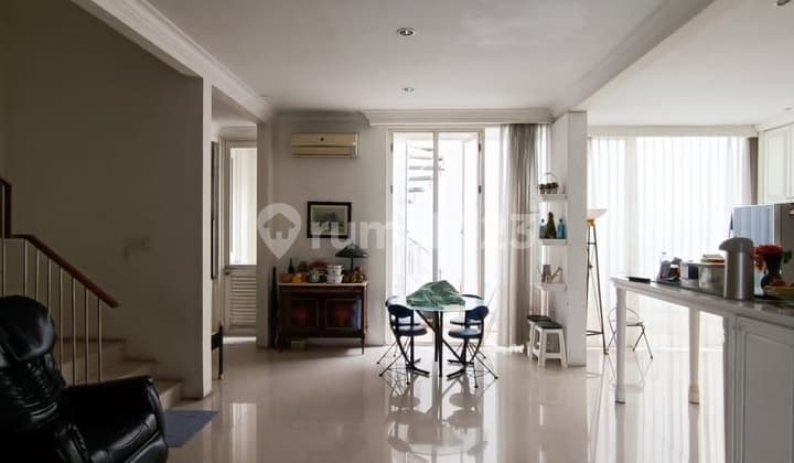 Dijual Rumah di Pakuwon indah 3 Lantai SHM dekat pakuwon mall ptc