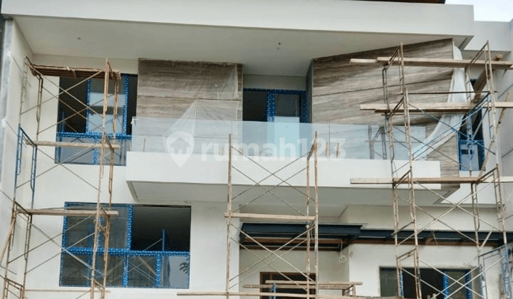 Pakuwon Indah Dekat Pakuwon Mall