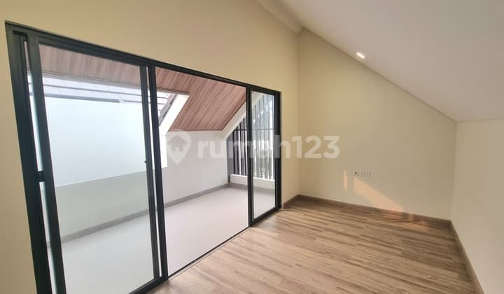 DIjual Cepat Rumah 3 Lantai di Cluster Leonora Gading Serpong, Tangerang