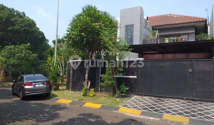 Dijual Cepat Rumah Hook with Swimming Pool di Puspita Loka BSD, Tangerang Selatan