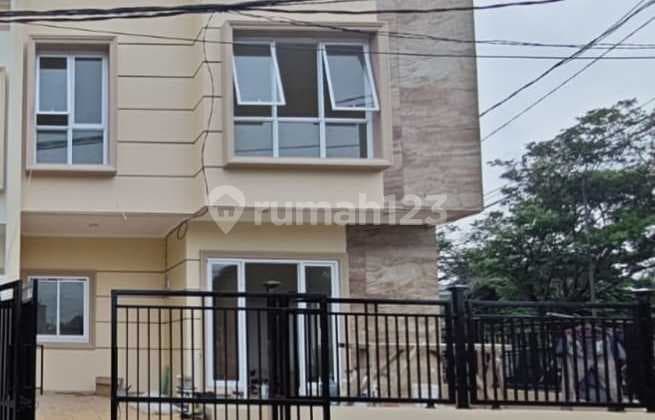 2-Story Hook House in Gading Serpong, Tangerang