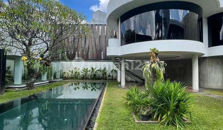 Dijual Rumah 2 Lantai MEWAH di Menteng Jakarta Pusat