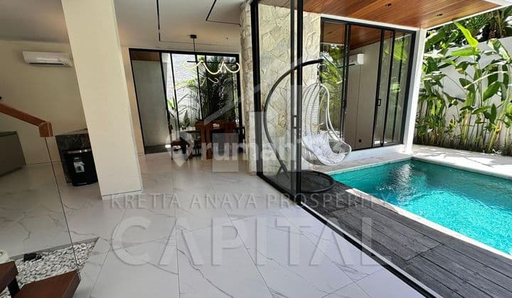 Suspicious Villa di Umalas Kerobokan Bali dengan arsitektur modern , high ceiling dan ruang keluarga yang leluas