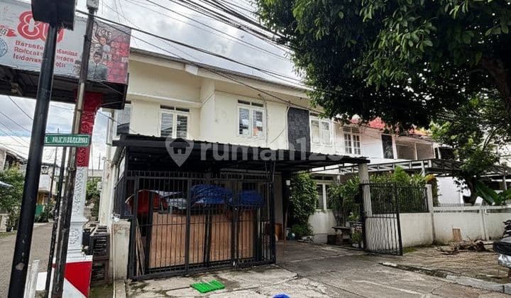 For Quick Sale: 2.5-Story House in PU Complex