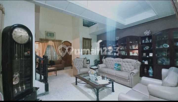 Dijual Rumah Hoek 2 Lantai Semi Furnished di Pulo Asem Jaktim