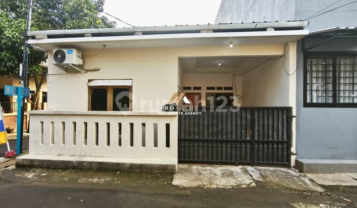 Hunian Minimalis dengan Carport Luas di Lingkungan Tenang