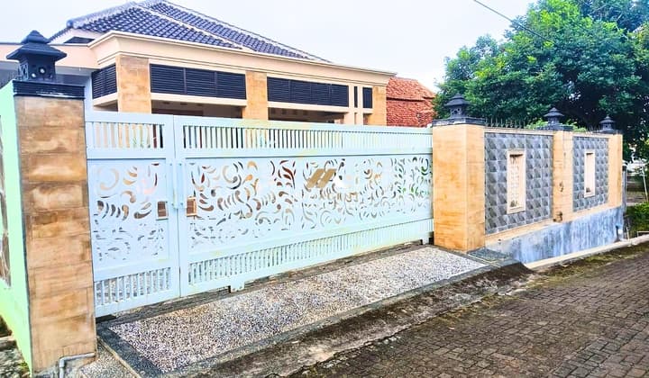 Rumah Bergaya Paviliun dan Kental dengan Nuansa Jawa di Semarang