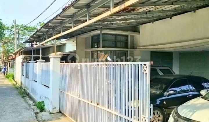 Hunian dengan Teras yang Lega untuk Area Parkir Kendaraan