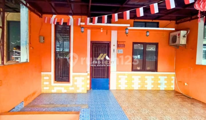 Rumah Minimalis dengan Carport yang Lega dan Lingkungan yang Nyaman