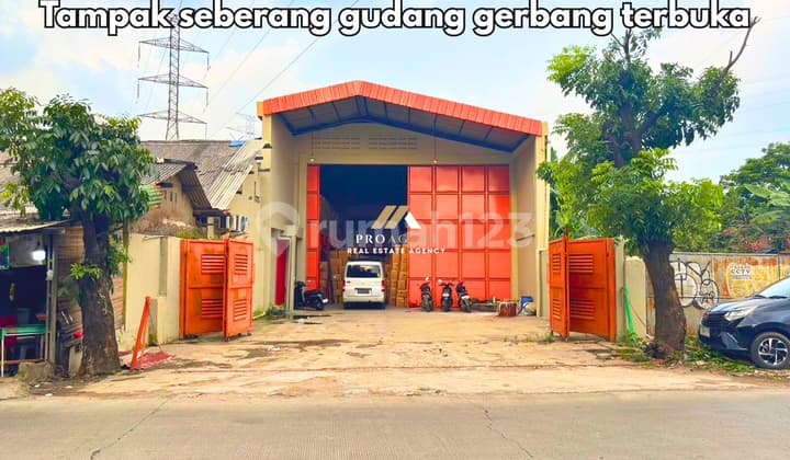 Gudang Besar Berdekatan dengan Area Komersil yang Cukup Strategis