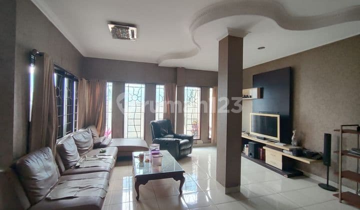 Rumah 3 lantai split level di mainroad kolonel masturi Cimahi Utara