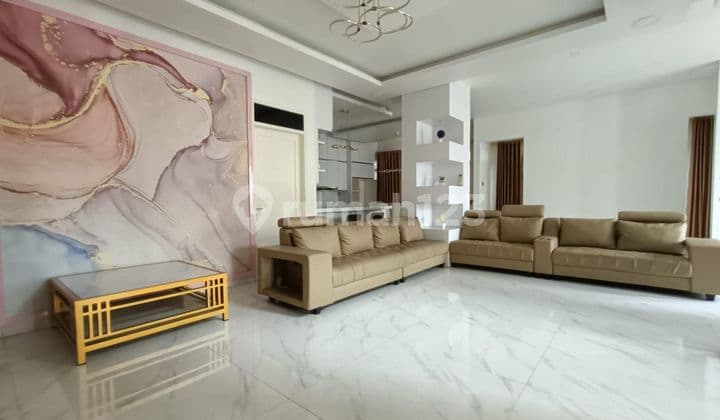 Rumah Mewah Hoek 2½ Lantai Di Singgasana Pradana Bojongloa Kidul Kota Bandung