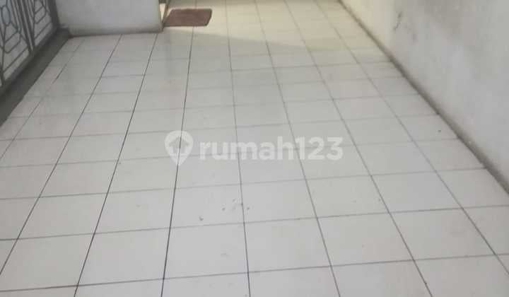 Disewakan Ruko di Kamal Raya. Luas4x12m. 3 Lantai