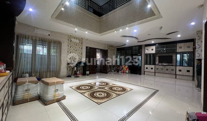 Dijual Rumah 3 Lantai di Duta Gardenia