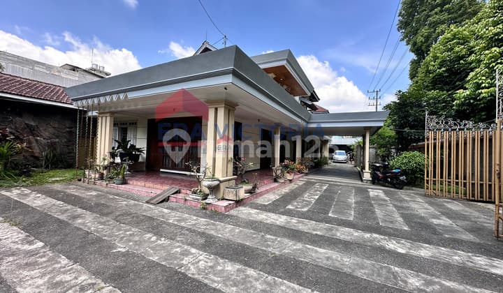 Rumah Hook Vintage Terawat dengan Taman & Carport Luas Jantung Kota Malang