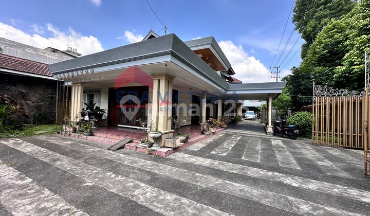 Rumah Hook Vintage Terawat dengan Taman & Carport Luas Jantung Kota Malang
