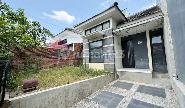 House for Sale Refreshing Ambiance Beautiful View Near Petik Jeruk, Culinary