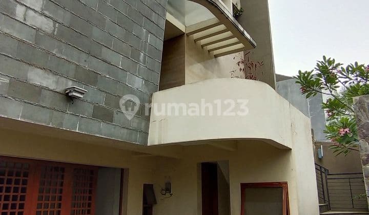 2-Story House Needs Renovation in Senopati Area