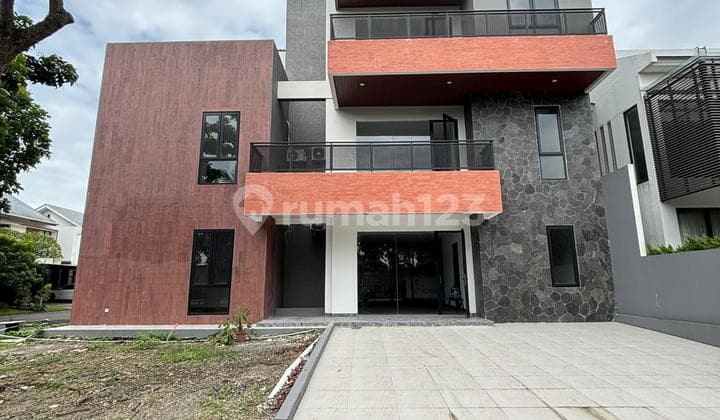 Rumah View Kolam Renang Club House 3 Lantai Ada Lift di Alam Sutera