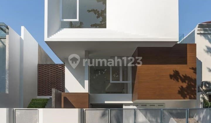 Rumah Siap Huni 2 Lantai Design Tropical Modern Fasilitas Menarik