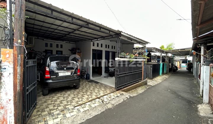 Minimalist House in Kebon Baru Tebet with Access Close to 2-Car Road