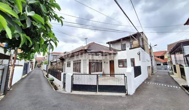 Rumah Siap Huni di Tebet Barat Posisi Hoek, Dekat ke Jalan 2 Mobil
