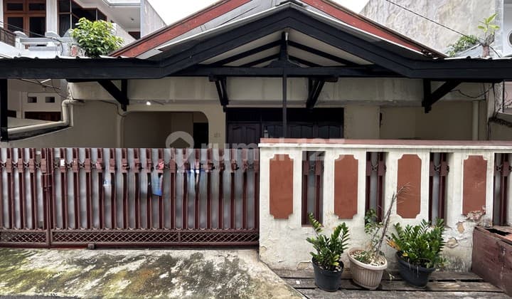 Rumah Lama Siap Huni di Tebet Timur Dekat Ke Taman Ecopark