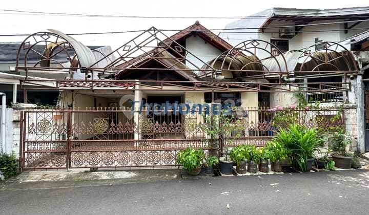 Rumah Hitung Tanah di Tebet Barat, Lokasi Strategis di Depan Taman
