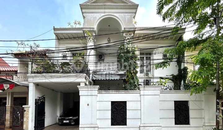 Rumah Mewah Dengan Kolam Renang di Tebet Timur Jalan 2 Mobil