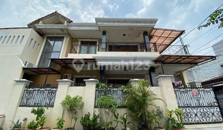 Rumah Siap Huni di Tebet Barat Depan Taman