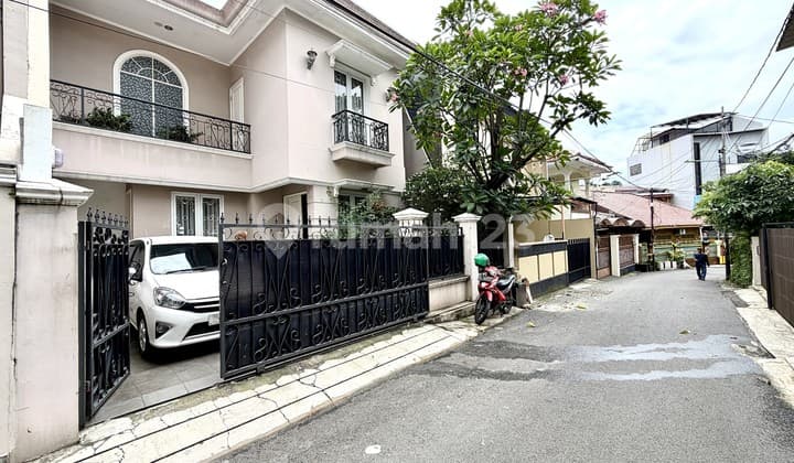 Rumah 2 Lantai Siap Huni di Tebet, Akses Jalan 2 Mobil Lokasi Premium Dekat Taman Eco Park