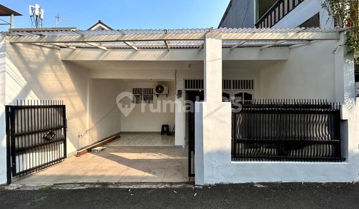 Rumah Siap Huni Bangunan Renovasi 2024 Dekat Taman