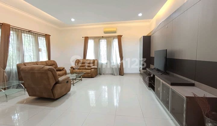 Rumah Taman 3 Lantai Full Furnished Ada Kolam Renang Kelapa Gading
