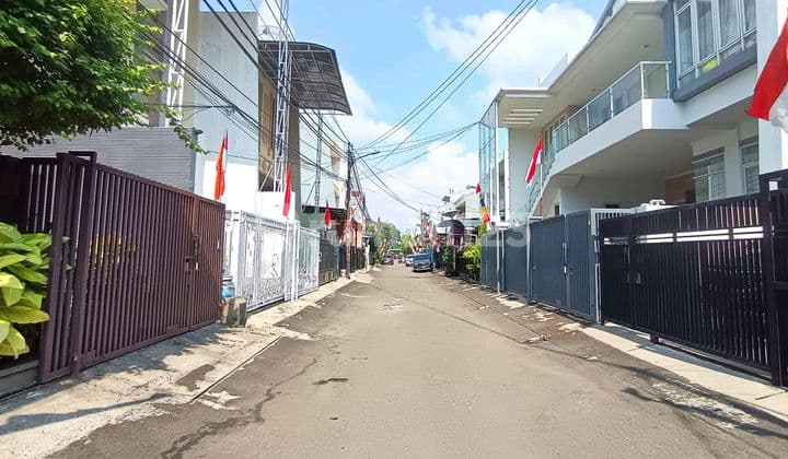 Rumah Bagus 3 Lantai 216 M2 Row Jalan 3 Mobil Kelapa Gading