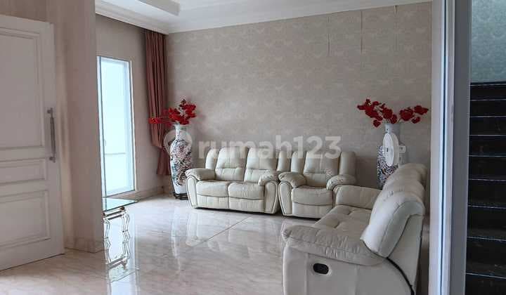 Dijual Rumah Semi Furnish 3 Lantai di Gading Kirana